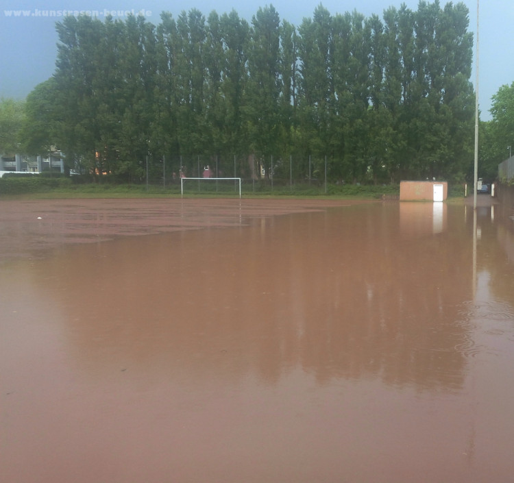 Tennenplatz nach Regen