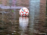 Ball in einer großen Pfütze